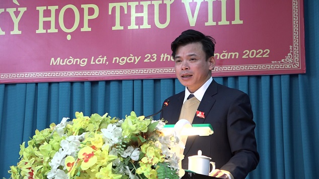 Đồng chí Hà Văn Ca, Ủy viên BCH Tỉnh ủy, Bí thư Huyện ủy, Chủ tịch HĐND huyện thông qua các Nghị quyết tại Kỳ họp và bế mạc kỳ họp.