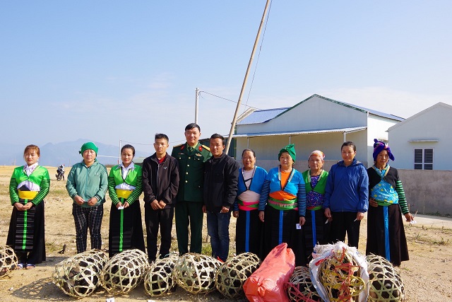 Đại tá Hoàng Văn Võ, Đoàn trưởng Đoàn Kinh tế - Quốc phòng 5 trao lợn giống cho các hộ gia đình có hoàn cảnh đặc biệt khó khăn tại xã Pù Nhi, huyện Mường Lát.