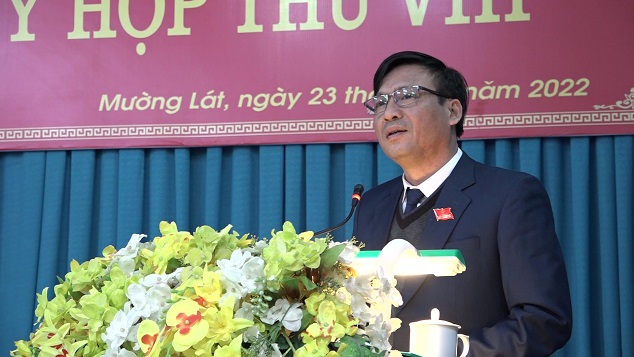 Đồng chí Nguyễn Văn Bình, Phó Bí thư Huyện ủy, Chủ tịch UBND huyện trả lời những kiến nghị của cử tri thuộc thẩm quyền.