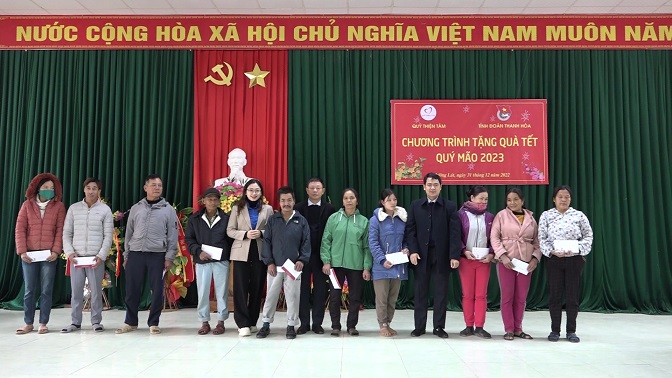 Đại diện lãnh đạo báo Tiền Phong, Tỉnh Đoàn Thanh Hóa, lãnh đạo huyện Mường Lát trao những suất quà Tết đến các hộ nghèo