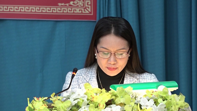 Đồng chí Lương Thị Tuân, Uỷ viên Ban Thường vụ Huyện uỷ, Trưởng Ban Tổ chức thông qua báo cáo tổng kết năm 2022 của Ban Tổ chức