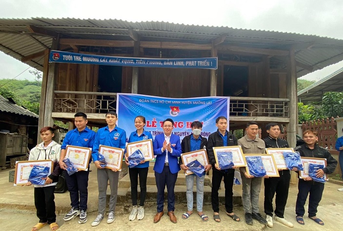 Đồng chí lầu Văn Phía – Bí thư Huyện đoàn trao giấy khen cho các đơn vị, cá nhân có thành tích xuất sắc trong các hoạt động làm đường liên thôn, bản năm 2022.