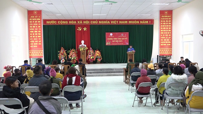 Toàn cảnh buổi lễ trao quà cho các hộ nghèo tại xã Pù Nhi