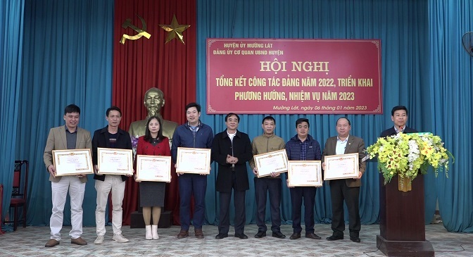 Đồng chí Hoàng Văn Dũng – Bí thư Đảng ủy cơ quan, Phó Chủ tịch Thường trực UBND huyện trao giấy khen cho các cá nhân có thành tích xuất sắc trong công tác xây dựng Đảng năm 2022