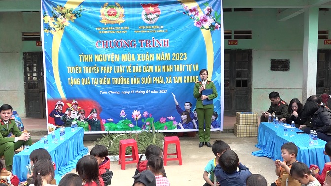 Cán bộ Công an huyện tuyên truyền các các quy định của pháp luật về bảo đảm an ninh trật tự cho bà con nhân dân bản Suối Phái
