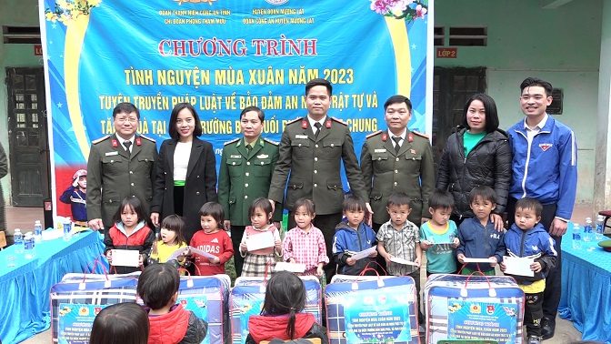 Trao tặng 52 suất quà cho các cháu học sinh tại điểm trường Suối Phái
