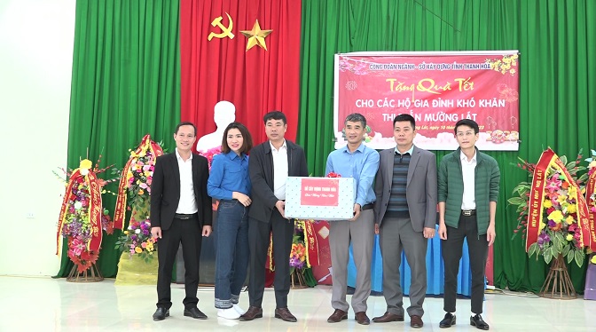 Công đoàn Ngành Xây dựng Thanh Hóa trao quà cho cán bộ, công chức thị trấn Mường Lát