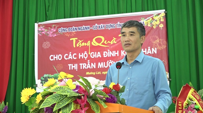 Đồng chí Lê Văn Thực, Chủ tịch Công đoàn Ngành Xây dựng Thanh Hóa phát biểu tại buổi lễ trao quà