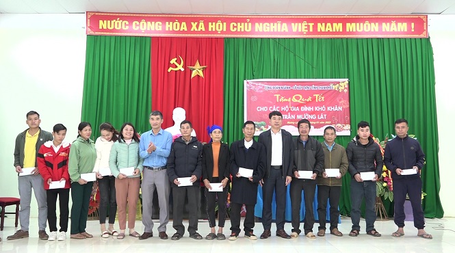Công đoàn Ngành Xây dựng Thanh Hóa trao quà cho các hộ dân có hoàn cảnh đặc biệt khó khăn trên địa bàn thị trấn Mường Lát