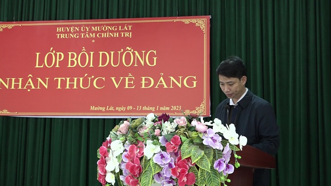 Đồng chí Trần Văn Cường, Phó Giám đốc Trung tâm Chính trị huyện thông qua quyết định phê duyệt kết quả học tập