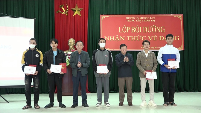 Các học viên có thành tích xuất sắc được khen thưởng