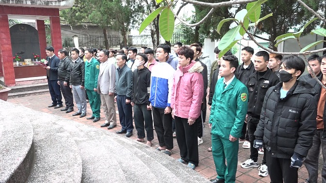 Đồng chí Lầu Thanh Va và các đồng chí lãnh đạo các Ban xây dựng đảng và toàn thể học viên dâng hương tại nghĩa trang liệt sỹ huyện