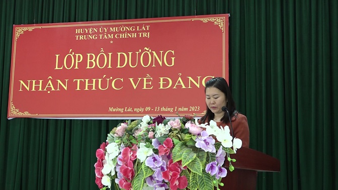 Giảng viên Phạm Thị Nhuần, giáo viên chủ nhiệm lớp thông qua báo cáo tổng kết lớp học