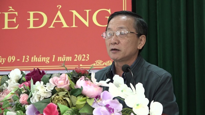 Đồng chí Lầu Thanh Va, Uỷ viên Ban Thường vụ, Trưởng ban Tuyên giáo Huyện uỷ, Giám đốc Trung tâm Chính trị huyện phát biểu giao nhiệm vụ tại lễ bế giảng lớp bồi dưỡng nhận thức về Đảng năm 2023