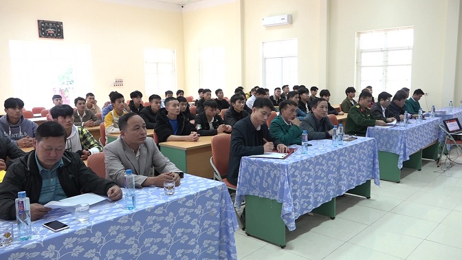 Các đồng chí đại biểu và học viên tham dự buổi lễ Bế mạc lớp bồi dưỡng nhận thức về Đảng.