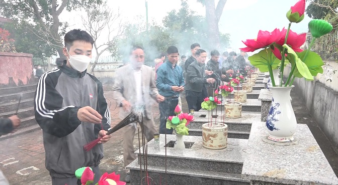 Đồng chí Lầu Thanh Va và các đồng chí lãnh đạo các Ban xây dựng đảng và toàn thể học viên dâng hương tại nghĩa trang liệt sỹ huyện