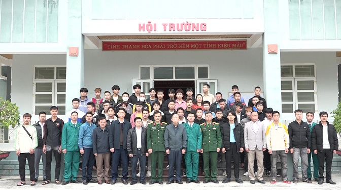 Đồng chí Lầu Thanh Va và các đồng chí lãnh đạo các Ban xây dựng đảng và toàn thể học viên chụp ảnh lưu niệm