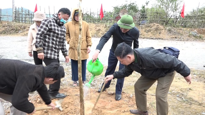 Các đồng chí lãnh đạo huyện Mường Lát tham gia trồng cây.