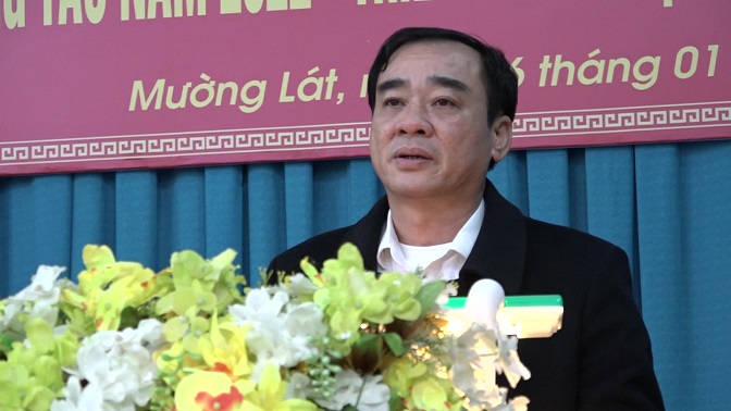 Đồng chí Hoàng Văn Dũng - Ủy viên BTV Huyện ủy, Phó Chủ tịch Thường trực UBND huyện, Bí thư Đảng bộ Cơ quan UBND huyện, Thủ trưởng Cơ quan UBND huyện phát biểu chỉ đạo hội nghị