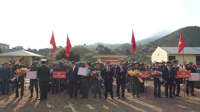 Các đồng chí lãnh đạo tỉnh, huyện tặng quà cho các đơn vị nhận quân và tân binh