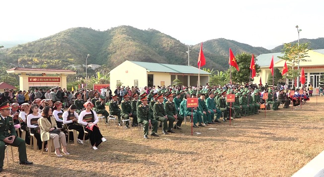 Tân binh sẵn sàng lên đường nhập ngũ.