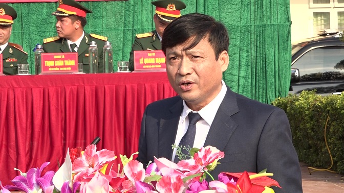 Đồng chí Nguyễn Văn Bình - Phó Bí thư Huyện ủy, Chủ tịch UBND huyện, Chủ tịch Hội đồng nghĩa vụ quân sự huyện đánh hồi trống và giao nhiệm vụ cho các tân binh.
