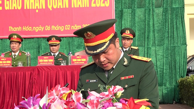 Trung tá Trịnh Xuân Thành, Chỉ huy trưởng Ban CHQS huyện thông qua các Quyết định của Chủ tịch UBND tỉnh