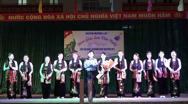 Đồng chí Hà Văn Ca - Tỉnh Ủy viên, Bí thư Huyện Ủy, Chủ tịch HĐND huyện tặng hoa cho các đội văn nghệ