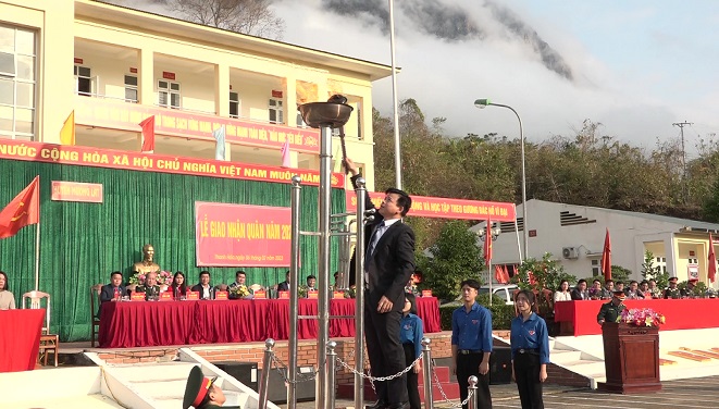 Đồng chí Hà Văn Ca - Tỉnh Ủy viên, Bí thư Huyện Ủy, Chủ tịch HĐND huyện thắp ngọn lửa truyền thống ngày hội tòng quân.
