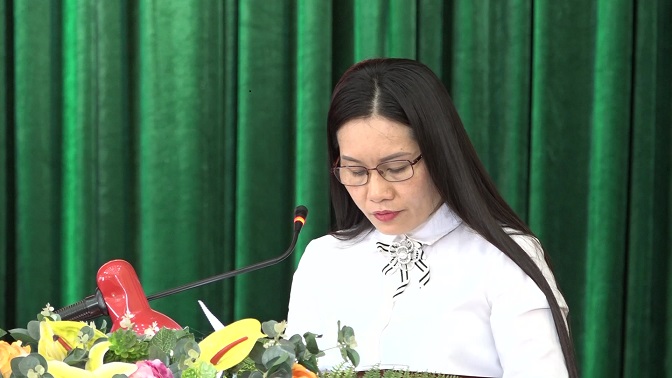 Đồng chí Lương Thị Tuân - TVHU, Trưởng Ban Tổ chức Huyện ủy trình bày dự thảo chương trình hành động của Huyện ủy thực hiện Nghị quyết số 28 - NQ/TW ngày 17/11/2022 của Ban Chấp hành Trung ương Đảng (khóa XIII)
