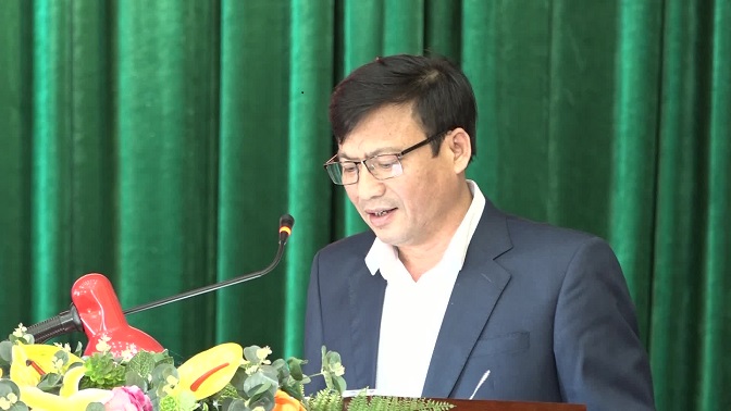 Đồng chí Nguyễn Văn Bình - Phó Bí thư Huyện ủy, Chủ tịch UBND huyện trình bày dự thảo Chương trình hành động của Huyện ủy thực hiện Nghị quyết số 29 của Ban Chấp hành Trung ương Đảng khóa XIII về “Tiếp tục đẩy mạnh công nghiệp hóa, hiện đại hóa đất nước đến năm 2030, tầm nhìn đến năm 2045”.