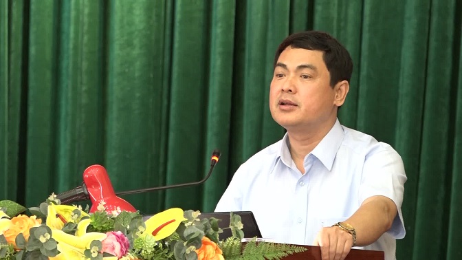 Đồng chí Triệu Minh Xiết - Phó Bí thư Thường trực Huyện ủy trình bày dự thảo chương trình hành động của Huyện ủy thực hiện Nghị quyết số 27 - NQ/TW ngày 09/11/2022 của Ban Chấp hành Trung Ương Đảng ( khóa XIII) về “ Tiếp tục xây dựng và hoàn thiện Nhà nước pháp quyền xã hội chủ nghĩa Việt Nam trong giai đoạn mới”.