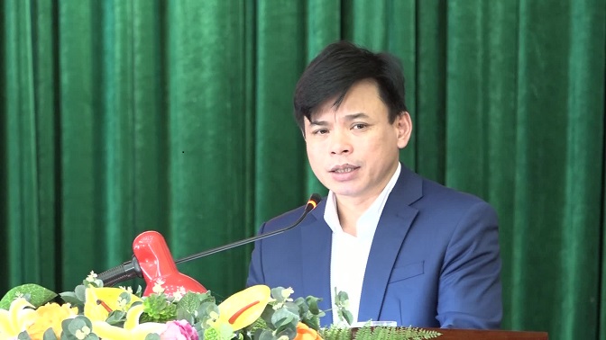 Đồng chí Hà Văn Ca - Tỉnh ủy viên, Bí thư Huyện ủy, Chủ tịch HĐND huyện phát biểu kết luận hội nghị.
