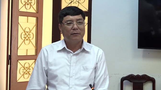 Đồng chí Lò Văn Đồng - Uỷ viên BTV, Trưởng Ban Dân vận Huyện ủy, Chủ tịch UBMTTQVN huyện phát biểu chỉ đạo hội nghị.