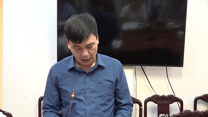 Đồng chí Trần Văn Thắng – Trưởng phòng NN và PTNT huyện trình bày báo cáo kết quả công tác phát triển chăn nuôi, phòng chống dịch bệnh, tiêm phòng vắc xin gia súc, gia cầm năm 2022, triển khai nhiệm vụ năm 2023.