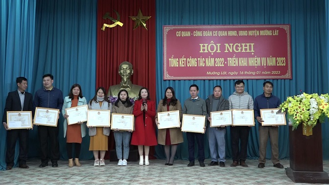 Đồng chí Trương Thị Huyên - Chủ tịch công đoàn cơ quan UBND huyện trao giấy khen cho các tập thể, cá nhân có thành tích xuất sắc trong công tác công đoàn năm 2022