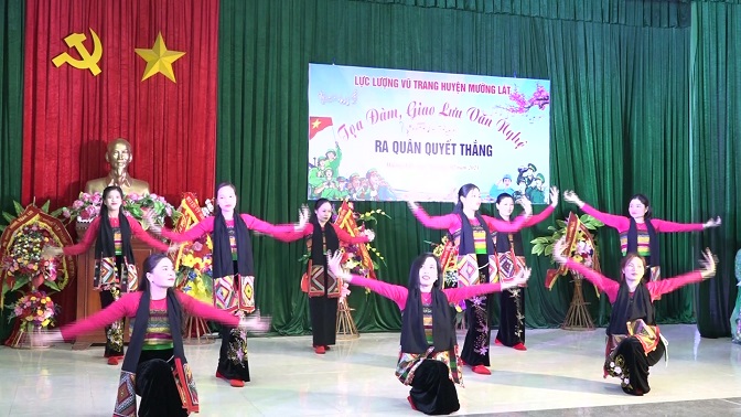 Tiết mục múa "Vũ điệu kết đoàn" biểu diễn tại đêm giao lưu văn nghệ
