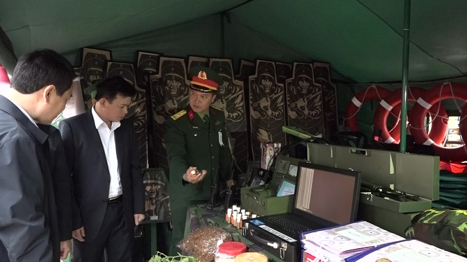 Các đồng chí lãnh đạo huyện và các đơn vị đã đi thăm, kiểm tra vũ khí, thiết bị, mô hình học cụ phục vụ công tác huấn luyện năm 2023.