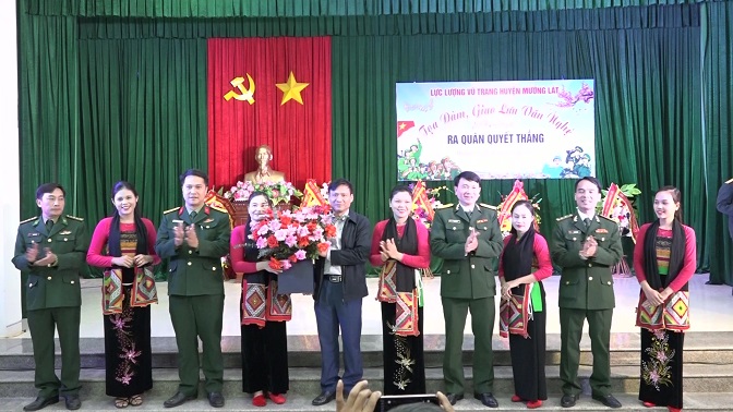 Đồng chí Nguyễn Văn Bình - Phó Bí thư Huyện ủy, Chủ tịch UBND huyện và các đồng chí lãnh đạo Ban Chỉ huy Quân sự huyện tặng hoa cho các đội văn nghệ