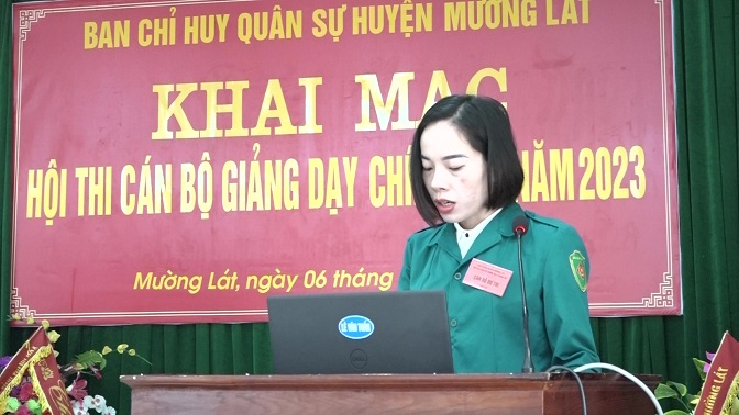 Thí sinh Lò Thị Thiết, Bí thư Đảng uỷ, Chính trị viên Ban Chỉ huy quân sự xã Tam Chung thực hiện bài thi thực hành