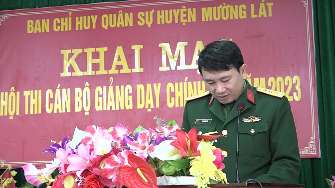 Đồng chí Thượng tá Lê Thanh Hải, Chính trị viên Ban CHQS huyện rhoong qua các quyết định tổ chức Hội thi