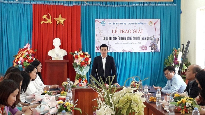 Đồng chí Hà Văn Ca, Uỷ viên BCH Tỉnh uỷ, Bí thư Huyện uỷ, Chủ tịch HĐND huyện phát biểu tại buổi lễ trao giải