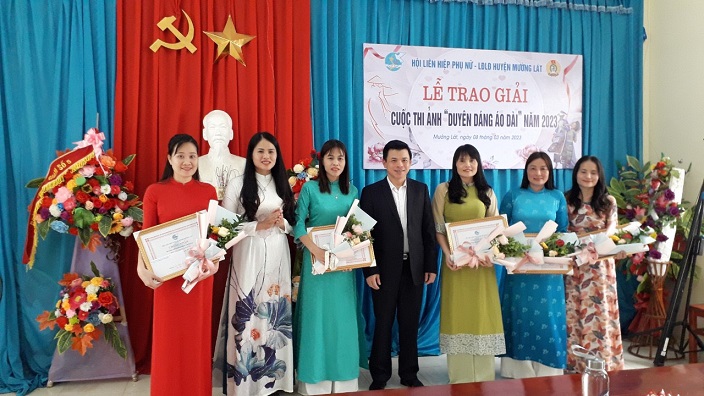 Đồng chí Hà Văn Ca, Uỷ viên BCH Tỉnh uỷ, Bí thư Huyện uỷ, Chủ tịch HĐND huyện và đồng chí Hà Thị Nhơn, Uỷ viên BCH Huyện uỷ, Chủ tịch Hội LHPN huyện Mường Lát trao giải cho các cá nhân xuất sắc