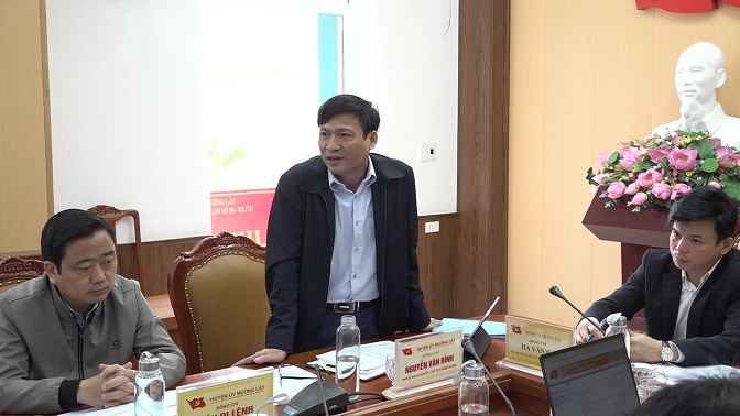 Đồng chí Nguyễn Văn Bình, Phó Bí thư Huyện uỷ, Chủ tịch UBND huyện phát biểu góp ý tại hội nghị