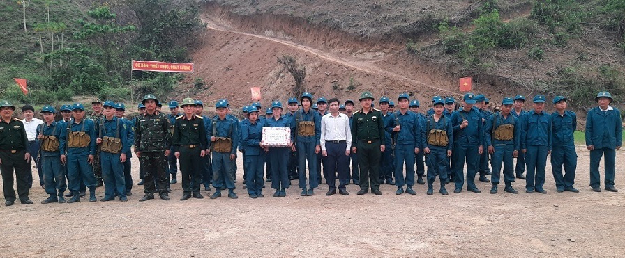 Đồng chí Nguyễn Văn Bình – Phó Bí thư HU, Chủ tịch UBND huyện trao quà cho lực lượng DQTV