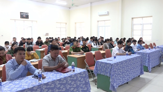 Các đồng chí đại biểu và học viên tham dự Khai giảng lớp bồi dưỡng LLCT cho đảng viên mới