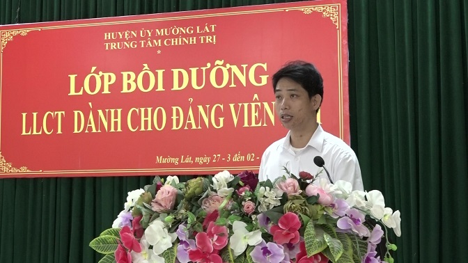 Đồng chí Trần Văn Cường, Phó Giám đốc Trung tâm Chính trị phát biểu khai giảng lớp học