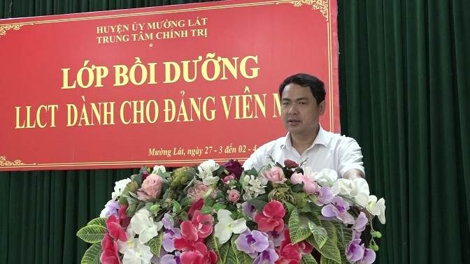 Đồng chí Triệu Minh Xiết – Phó Bí thư Thường trực Huyện ủy phát biểu giao nhiệm vụ cho lớp học