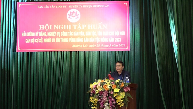 Báo cáo viên của Ban Dân tộc tỉnh triển khai chuyên đề về tình hình dân tộc và công tác dân tộc trong giai đoạn mới hiện nay.