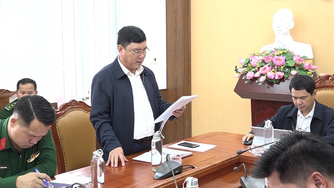 Đồng chí Lò Văn Đồng, Uỷ viên Ban Thường vụ, Trưởng Ban Dân Vận Huyện uỷ, Chủ tịch Uỷ ban MTTQ Việt Nam huyện Mường Lát, Phó trưởng ban Thường trực Ban Chỉ đạo XDCS&THQCDC huyện thông qua dự thảo báo cáo sơ kết quý I.